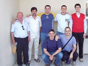 Ekipa koja je odigrala prvi službeni meč između ŠK Dubrovnik i ŠK Brda 2007. godine sa voditeljem puta Miroslavom Avejićem (prvi sa lijeve strane)